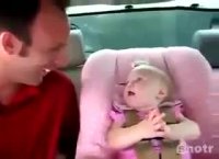 بچه بامزه ای که تلاش می کنه حرف بزنه!