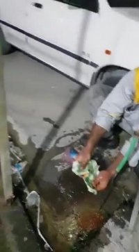 مشتریش از قم اومده روغن ماشین عوض کرده پول نقد داده