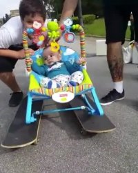 اسکیت برد سوار سه ماهه