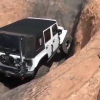 بالارفتن جیپ از دیوار