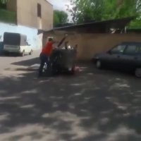 شوخی ناپسند با کارگر در حال کار