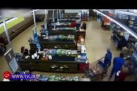 درگیری مشتری با سارق فروشگاه