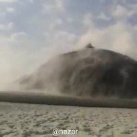 لحظه انفجار کوه گِل‌افشان و خروج گل از آن