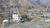 کوهی که کنده شده و ویلایی که به جایش ساخته شده!