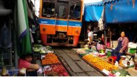 عبور قطار از دل بازار عجیب تایلند !