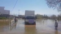 عبور خودروی کمک های بنیاد مستضعفان برای سیل زدگان از مناطق صعب العبور سیل زده در روستاهای اطراف آق قلا در استان گلستان