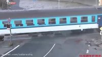راننده کامیون عجول و برخورد با قطار مسافربری ازدست ندید