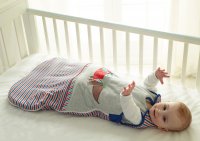 آرام شدن گریه نوزاد با پیچاندن در ملحفه