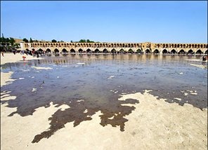 جاری شدن آب در زاینده رود