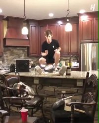 کلیپ خنده دار دیوانه شدن در قرنطینه