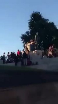 سرنگونی مجسمه واشنگتن در نزدیکی کاخ سفید