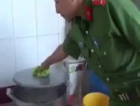 دستگیری گروهی چینی در حال ساخت میگو با موادشیمیایی