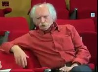 خبرنگار: استاد چرا مردم دیدن شما را دوست دارند؟  محمود دولت آبادی: چون من استاد نیستم، نویسنده مردمم