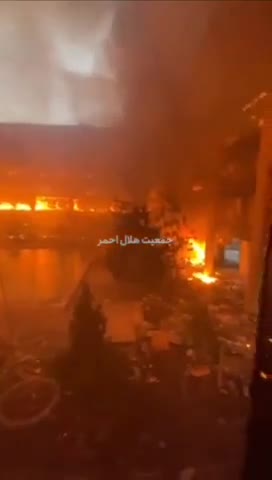 لحظه ورود هلال احمر در دل آتش ساختمان شیشه ای صداوسیما پس از حمله اسرائیل