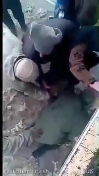 خم شدن سرهنگ ارتش برای عبور سیل زدگان...