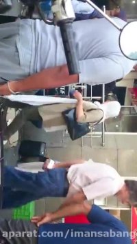 خواننده خوش صدا در روبروی ساختمان پلاسکو قدیم