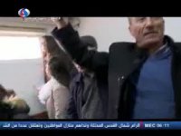 پدر دختر نوجوان فلسطینی اسیر به او روحیه می دهد