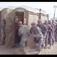 سربازان در اتاق کوچک