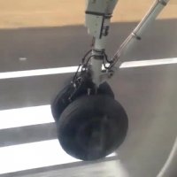 فرود هواپیما از نمای کنار چرخ ها