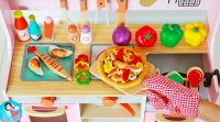 بازی آشپزی کودکانه : پخت پیتزا و غذاهای دریایی با اسباب بازی آشپزخانه