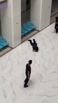 ویدیوی عجیبی از مقابله پلیس چین با یک قمه کش!