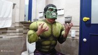 ابرقهرمانان در دنیای واقعی - هالک مرد عنکبوتی در آشپزخانه شوخی با بادکنک آبی