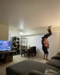 وقتی از پا کوبوندن‌های همسایه طبقه بالایی خسته شدی