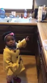 وقتی الکسا آهنگ مورد علاقه اش رو میذاره!