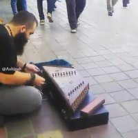 بی تفاوتی مردم به هنرمندی که به زیبایی می نوازد