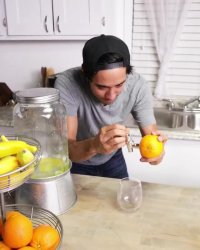 کلیپ باحال آبمیوه بی پایان