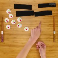 "سوشی" وسیله بازی برای گربه ها