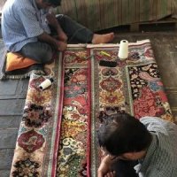 لبه دوزی فرش دستباف پالیز در کارگاه مرمت فرش فراهان