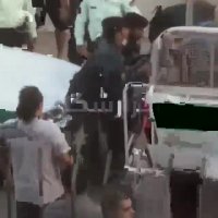 برخورد نامناسب پلیس با مجرم و فیلمبردار