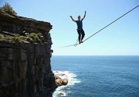 راه رفتن بر روی بند بین دو کامیون