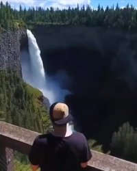 با کمی پرواز بر فراز آبشار هلمکن کانادا