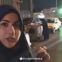خانمی که در سطل زباله دنبال لقمه‌ی نان است!