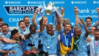 نمایی دیگر از بالا بردن جام قهرمانی منچستر سیتی