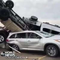 بلایی که طوفان  بر سر یک انبار فروش خودرو در آمریکا آورد