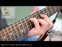 حرکت سیم های گیتار در صحنه آهسته