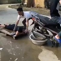 حمام کردن با موتور سیکلت