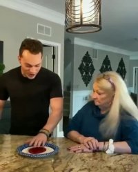 تا تو باشی از این شوخی ها با مامانت نکنی