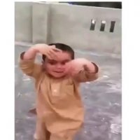 حرکات بامزه پسر کوچولو با خوانندگی دوستش