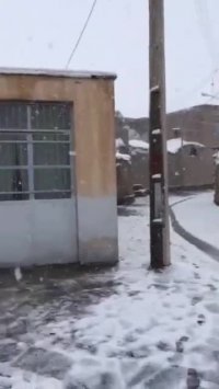 برف در روستای فریز