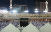 هنگام نماز در مسجدالحرام