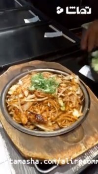 پختن اوکونومیاکی ژاپنی توسط آشپزهای رستوران در توکیو