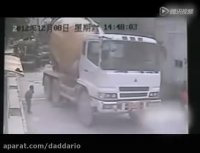 زیر گرفتن وحشتناک کودک ژاپنی توسط کامیون (18+)