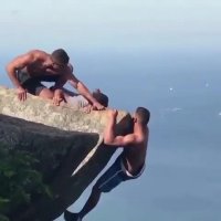 وقتی نادان در چاه سنگ می اندازد