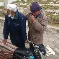 اشک های پیرمرد ترکمن در گمیشان به لیل گرفتن سیل در اثر سرریز آب سد وشمگیر و گلستان در7فروردین سال1398