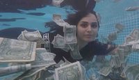 شنا کردن در استخر پول