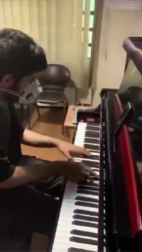 همنوازی هنرجویی پیانو و ساکسیفون در نوای شهرآشوب